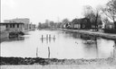 Rechts de oude huizen van de Sluisvaart. Links de bungalows aan de Hendrick van Avercampweg op de achtergrond een flat van de Rembrandtweg.