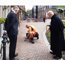 links wethouder Victor Frequin, rechts kleinzoon René Polanus