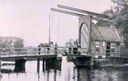 Korte brug met brugwachterswoning
V.l.n.r. brugwachtersvrouw Willempje Molleman-Zwaan, dochter Elizabeth van Mourik-Molleman, twee onbekenden.   Datum opname: 1905