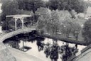 Kerk/Korte brug en kerkstraat. Foto genomen vanaf kerktoren  RK kerk.   Datum opname: 1957
