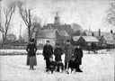 Op de voorgrond van l naar r:  Nel Schelling, Henk Baas, Jan Copier, Co van Dam (schoolmeester), Peet of Gert van Ancker, Zittend Jan Geijsel en twee kinderen. Op de achtergrond de Hervormde Kerk, gezien vanaf de Achterdijk.   Datum opname: 1898