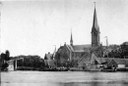 Bebouwing achterzijde Ouder-Amstel Scheepswerf "De Helling"     R.K. Kerk en smederij en wagenmakerij.   Datum opname: 1930