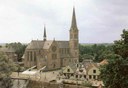 R.K. kerk St. Urbanus li. korte/kerkbrug re. De Oude Smidse (met terras).   Datum opname: 1980