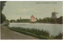 Zicht op de Amstel en Achterdijk met molen De Vrede, re. Toren van r.k. kerk St. Urbanus.   Datum opname: onbekend
