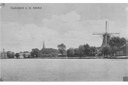 Zicht op de Amstel vanaf het Amstelzijde op de Achterdijk re. De Korenmolen in het midden de toren van de R.K. kerk li. Hervormde kerk.   Datum opname:onbekend