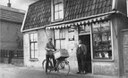 Kruidenierswinkel van Tol.   Datum opname: 1935