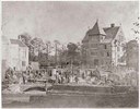 Bouw R.K. kerk St. Urbanus. Bouwput met arbeiders. Li. Gedeelte achtergevel Overkerk.   Datum opname: 1867