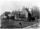 RK parochiale school (2 lokalen) met onderwijzerswoning. Gebouwd in 1888. Aanbouw 2 lokalen in 1902. H. Hartschool, na 1920 ook kleuterschool. Afgebroken in de 70 jaren.   Datum opname: 1920