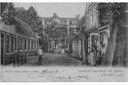 Zicht op de Kerkstraat midden: het Raadhuis li. Café de Vrije Handel. Re. Op de hoek smederij van der Velden, daarnaast zadelmakerij van Marke, later Blijenberg.   Datum opname: ca.1903