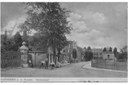 Zicht op de Kerkstraat. Li. Het hek van de Pastorie van de Herv. Kerk re. Het Kampje. Op de achtergrond in het midden het Gemeente Huis.   Datum opname: ca. 1900