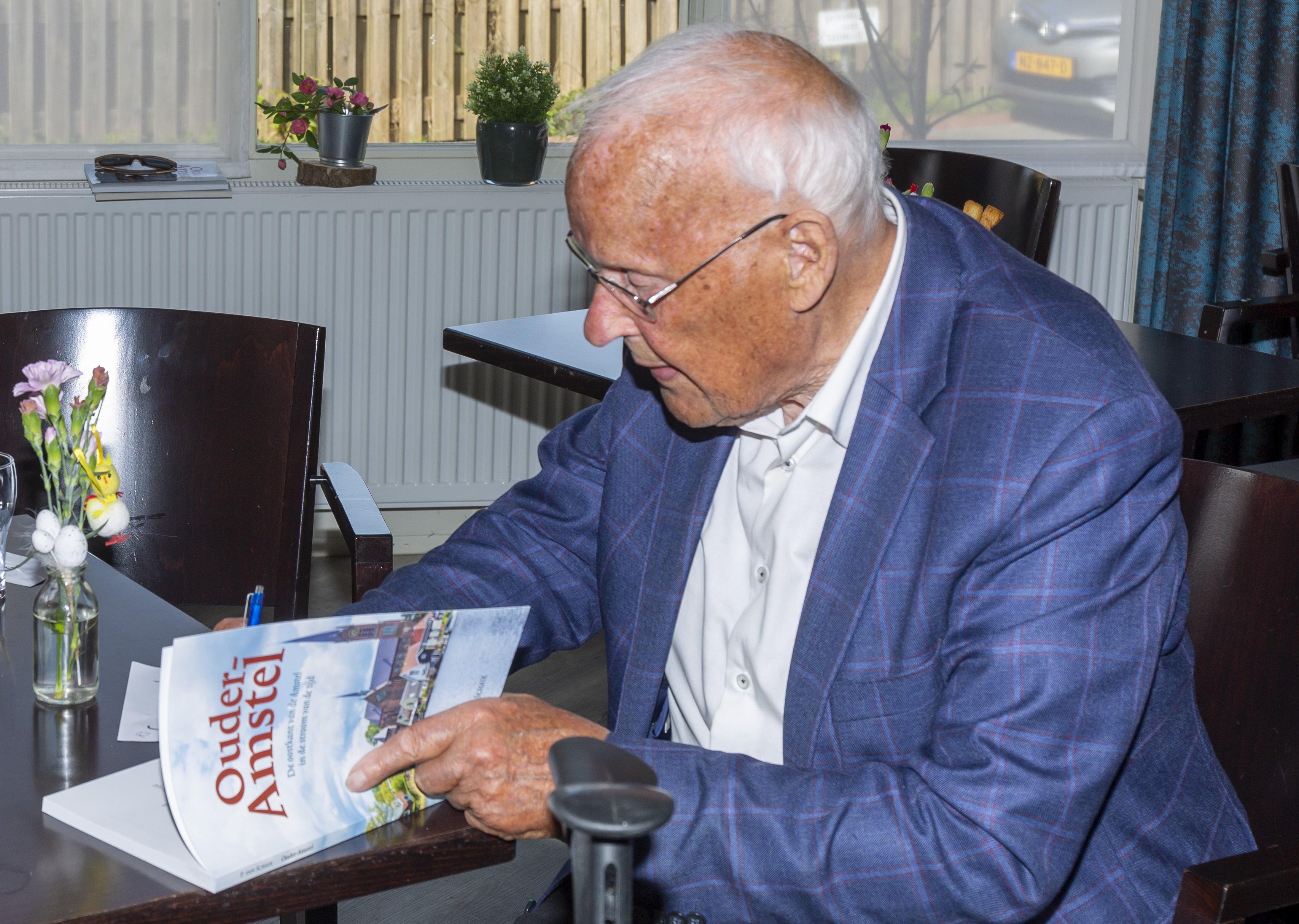 Peter van Schaik signeert 2e druk Ouder-Amstel, de oostkant van de Amstel in de stroom van de tijd